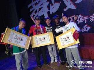 舞战英雄城全国大赛中，环球童影夺得HIPHOP&POPPIN的双冠军